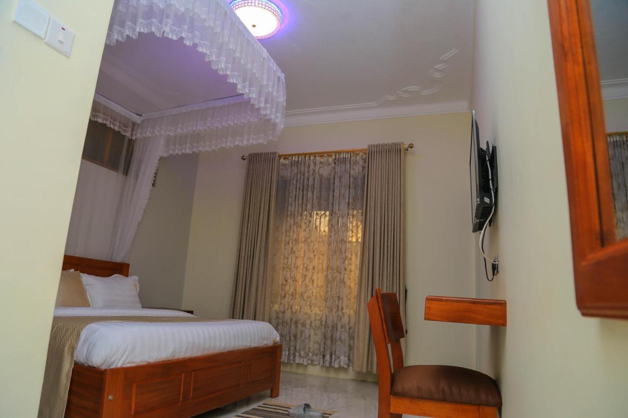 Fort Heights Homestay フォート・ポータル エクステリア 写真