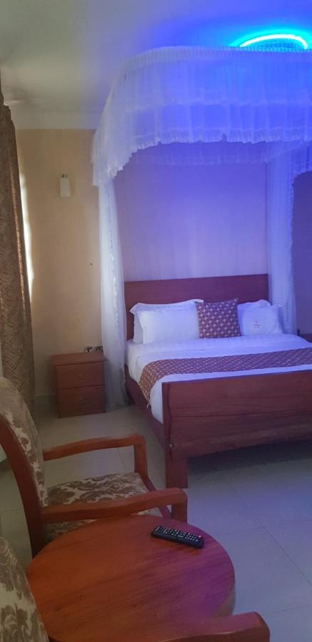 Fort Heights Homestay フォート・ポータル エクステリア 写真