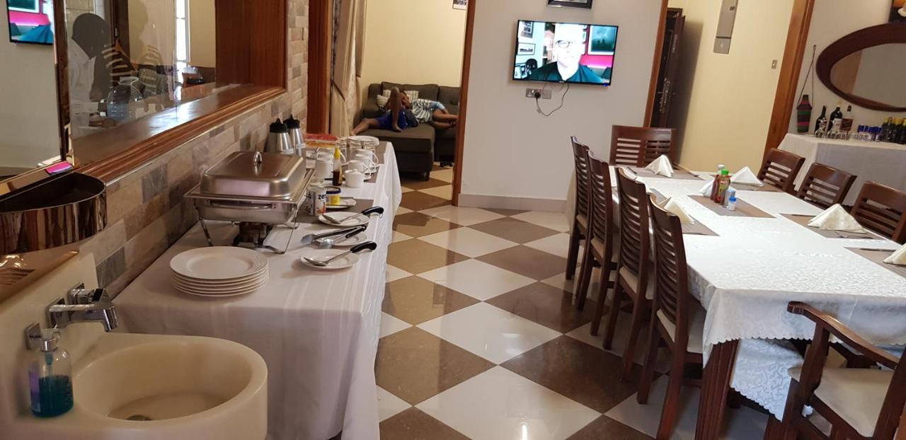 Fort Heights Homestay フォート・ポータル エクステリア 写真