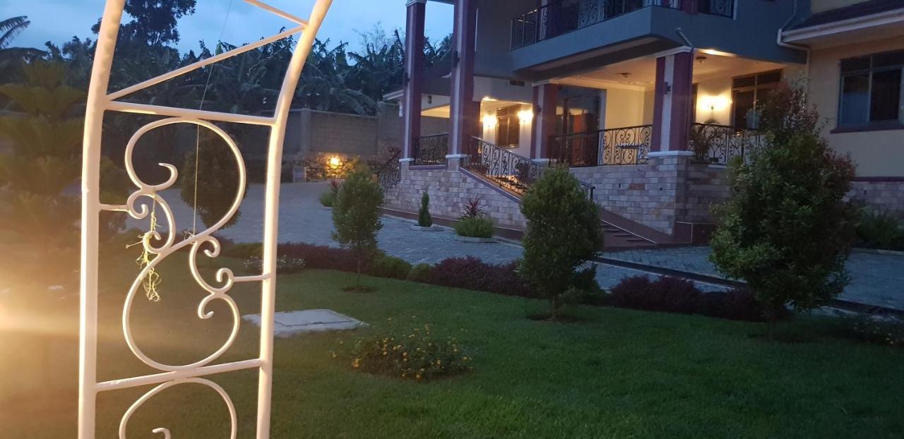 Fort Heights Homestay フォート・ポータル エクステリア 写真