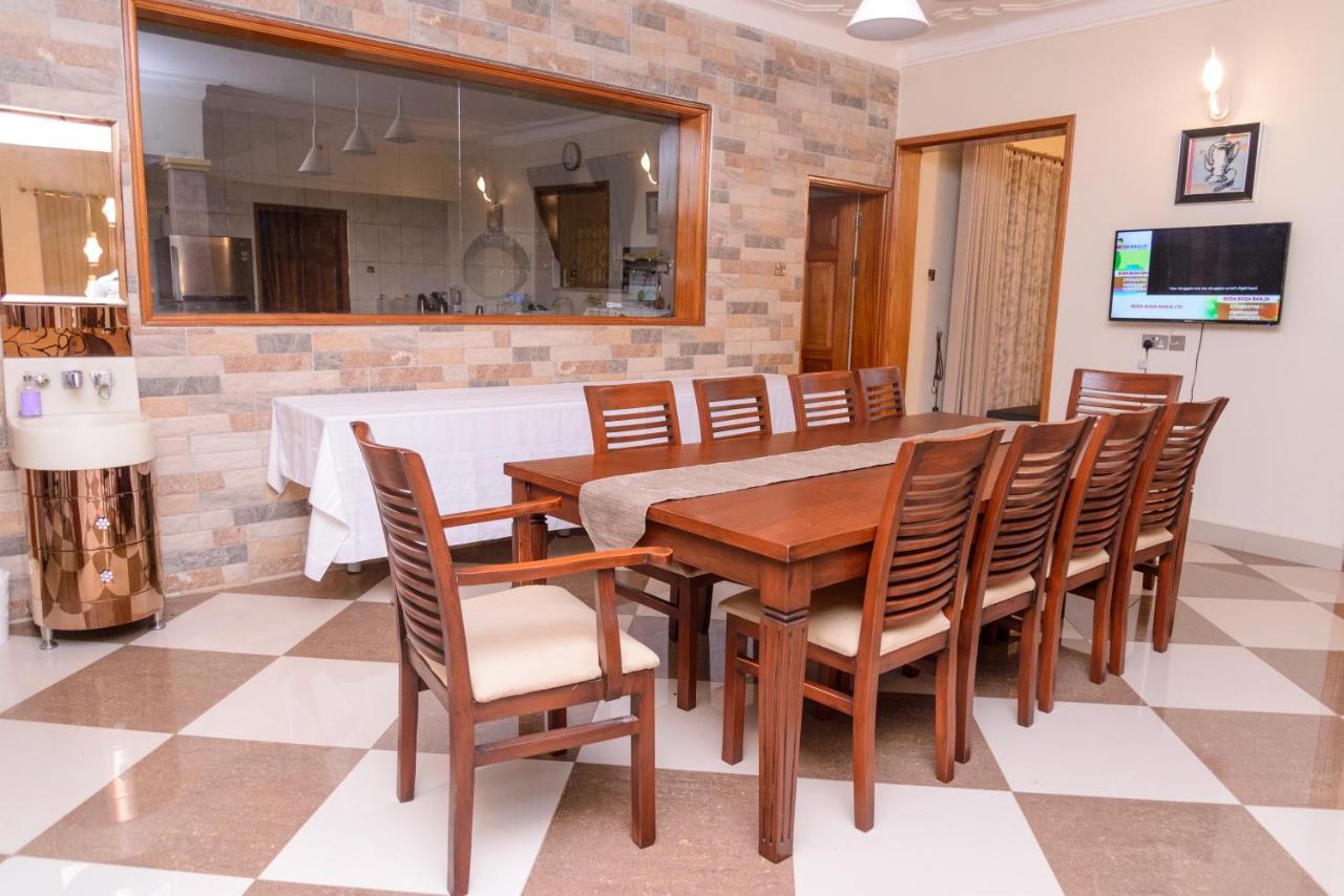 Fort Heights Homestay フォート・ポータル エクステリア 写真